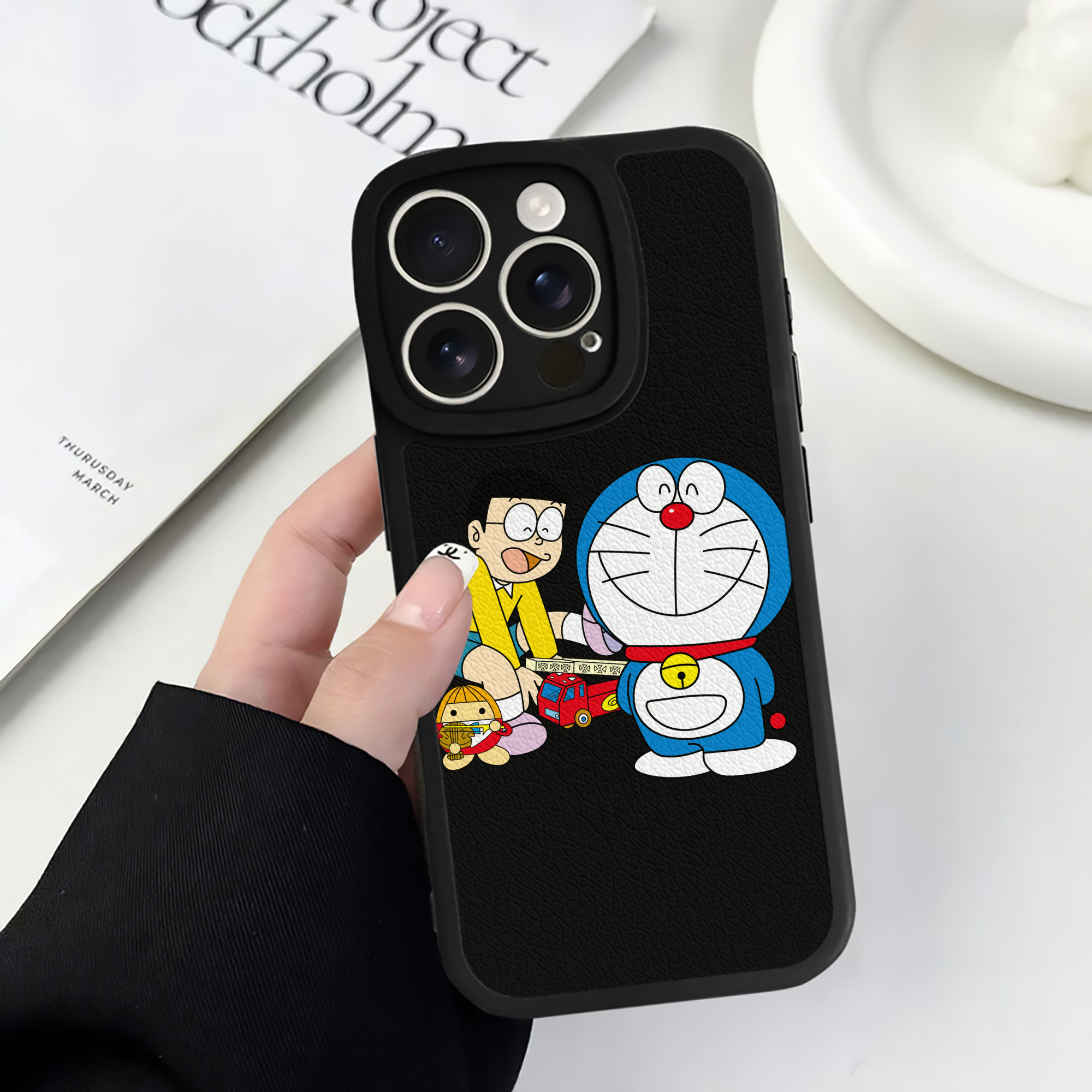 （画像用） ドラえもん Doraemon 【iPhone 16シリーズ対応】シリコンスマホケース（レザー調） 材質：シリコン